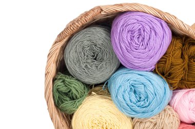 renkli iplik yün örgü sepeti izole için