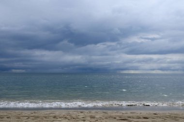 Deniz ve gökyüzü çok kalın beyaz bulutlarla