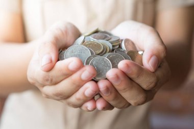 Para tasarrufu kavramı için güneş ışığıyla birçok madeni paranın seçmeli odak noktası