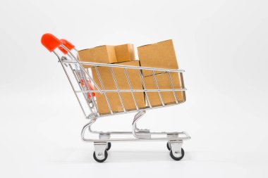 Çevrimiçi alışveriş konsepti için beyaz arka planda bir alışveriş arabasında bir sürü paket.