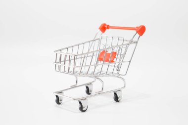 Çevrimiçi alışveriş kavramı için beyaz arka planda boş alışveriş arabası