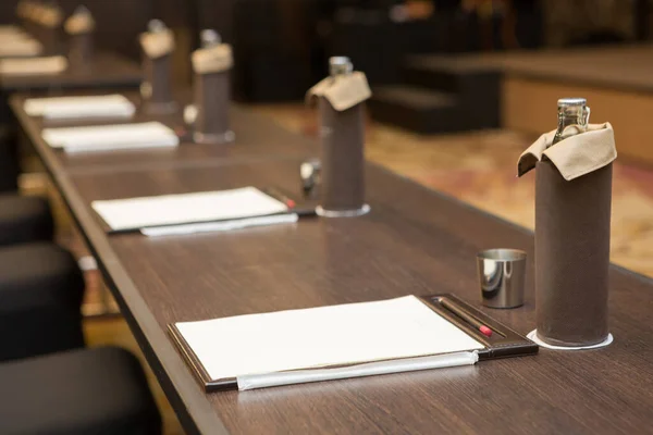 Papel Lápiz Botella Agua Vidrio Sobre Mesa Fondo Sala Seminarios —  Fotos de Stock