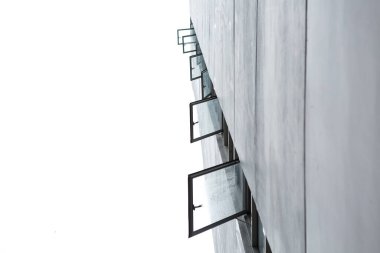 Binanın penceresindeki su damlacıklarının seçici odak noktası