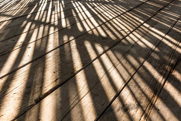 Desenin Seçici Odak Noktası Ahşap Zemin Arkaplanındaki Güzel Işık Gölge — Stok fotoğraf