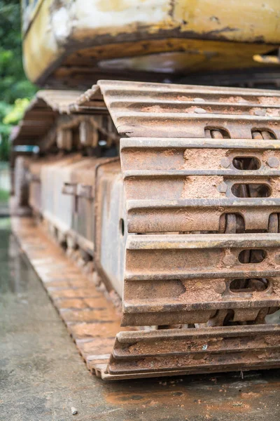 Focus Selettivo Delle Vecchie Ruote Cingolate Backhoe — Foto Stock