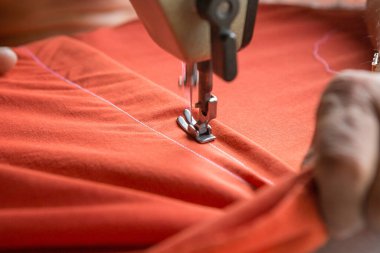 Terzi dikiş makinesi kullanıyor ve uzayı kopyalıyor