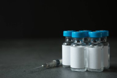 Covid 19 konsepti ve kopyalama alanı için birçok aşı şişesi ve şırıngaların seçici odak noktası