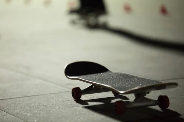 Skateboard Sur Skate Park Avec Lumière Des Projecteurs Nuit — Photo