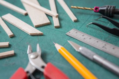 Çok sayıda DIY ekipmanının seçmeli odak noktası yeşil bir paspas üzerinde ve kopyalama alanı kendiniz yapmak için konsept