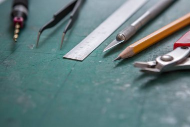 Çok sayıda DIY ekipmanının seçmeli odak noktası yeşil bir paspas üzerinde ve kopyalama alanı kendiniz yapmak için konsept