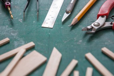 Çok sayıda DIY ekipmanının seçmeli odak noktası yeşil bir paspas üzerinde ve kopyalama alanı kendiniz yapmak için konsept