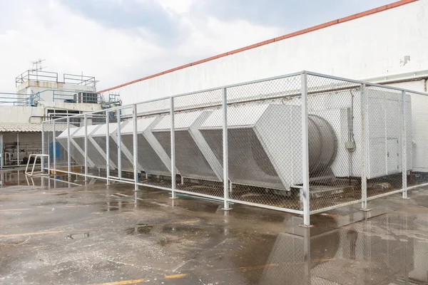 Compressoren Van Industriële Ventilatiesystemen Het Dak Van Bouwfabriek — Stockfoto