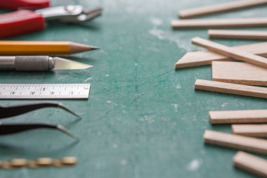 Çok sayıda DIY ekipmanının seçmeli odak noktası yeşil bir paspas üzerinde ve kopyalama alanı kendiniz yapmak için konsept