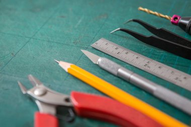 Çok sayıda DIY ekipmanının seçmeli odak noktası yeşil bir paspas üzerinde ve kopyalama alanı kendiniz yapmak için konsept