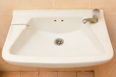 Banyodaki eski lavabo kirli.