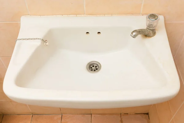 Παλιός Νιπτήρας Στο Μπάνιο Είναι Βρώμικος — Φωτογραφία Αρχείου