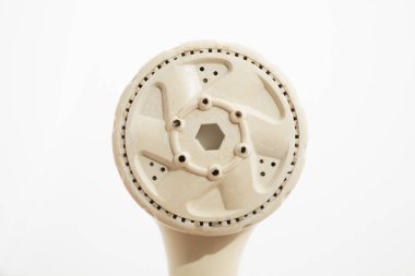 Beyaz arkaplanda eski beyaz duşu kapat