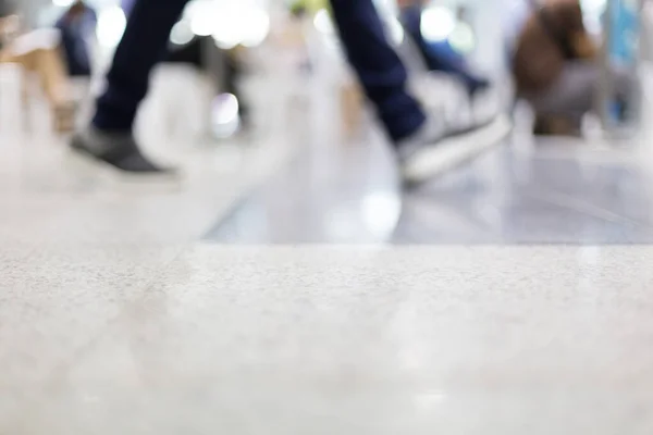 Desfocado Muitas Pessoas Andando Aeroporto — Fotografia de Stock