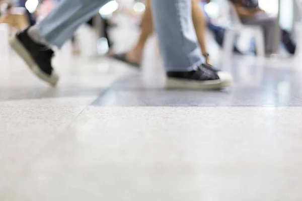 Desfocado Muitas Pessoas Andando Aeroporto — Fotografia de Stock