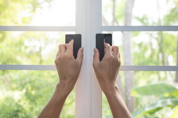 Mano Que Sostiene Ventana Blanca Cierre Abierta Con Fondo Borroso — Foto de Stock