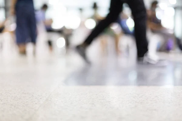 Desfocado Muitas Pessoas Andando Aeroporto — Fotografia de Stock