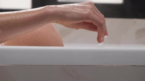 Side view of the bathroom. Close up of hands of beautiful woman put in on side. Relax concept. Steam comes from hot water — Stock Footage Side view of the bathroom. Close up of hands of beautiful woman put in on side. Relax concept. Steam comes from hot water Video Clip