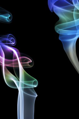 siyah arka plan üzerinde renkli duman