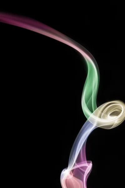 siyah arka plan üzerinde renkli duman