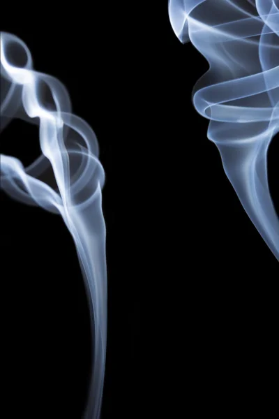 siyah arka plan üzerinde renkli duman