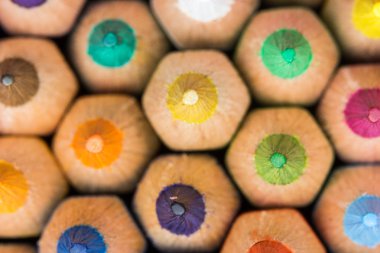 Renkli renkli kalemler