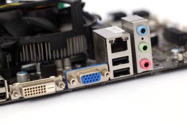 Bilgisayar devre kartının, ana kartın, bilgisayar parçasının ve portun detaylı fotoğrafını çek. Beyazda izole edilmiş