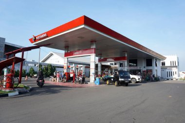 Yogyakarta, Endonezya - 30 Ekim 2020: Yogyakarta 'daki PERTAMINA benzin istasyonu. PERTAMINA, Jakarta merkezli olup dünyanın en büyük Sıvılaştırılmış Doğal Gaz üreticisi ve ihracatçısı (LNG)