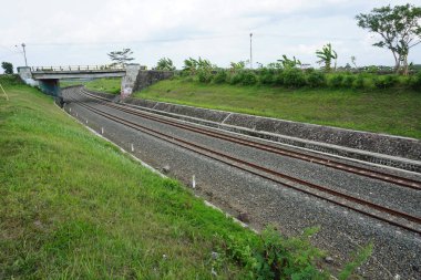 Endonezya 'da pirinç tarlalarının ortasında demiryolu