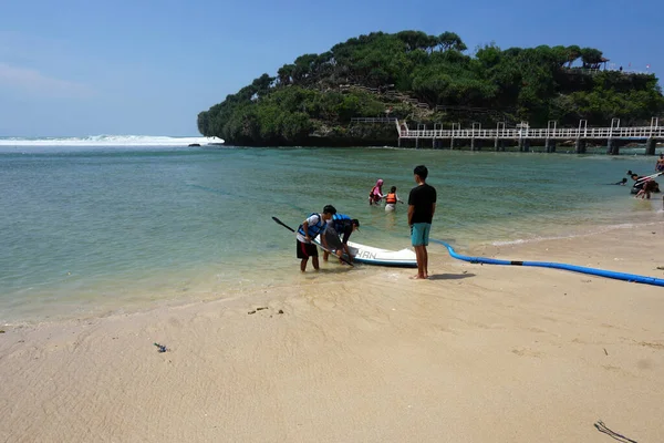 Yogyakarta Indonésie Octobre 2020 Les Touristes Profitent Vacances Plage Drini — Photo