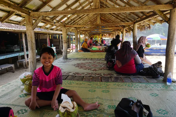インドネシアのジョグジャカルタ Ok30 2020 観光客は ドリニビーチで休暇を楽しんでいます Wonosari Gunung Kidul ジョグジャカルタ — ストック写真