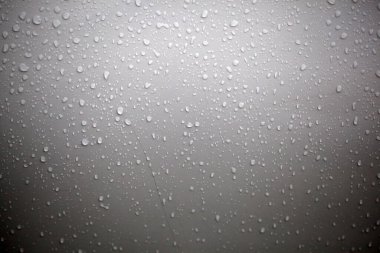 Pencere camına yağmur damlaları. Camdaki su damlacıklarının yakın plan görüntüsü, Yağmur, Git.