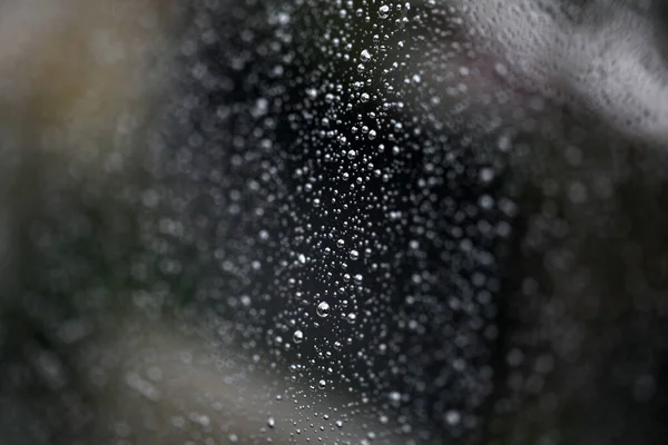 雨が窓ガラスに降ります ガラス上の水滴のクローズアップ 離れて行く — ストック写真