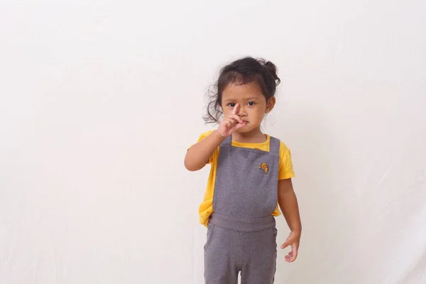 Liebenswert Asiatisch Mädchen Standing Während Vorführung Sie Finger Isoliert Auf — Stockfoto