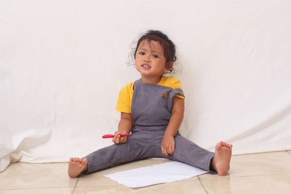 Liebenswert Asiatisch Mädchen Sitting Während Learning Bis Schreiben — Stockfoto