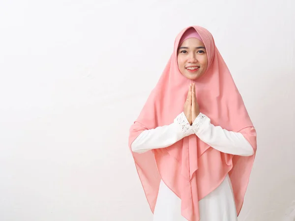 Eine Asiatin Muslimischer Kleidung Steht Grüßender Pose Vor Namaste Und — Stockfoto