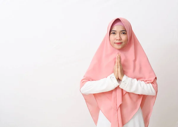 Uma Mulher Asiática Vestido Muçulmano Levanta Uma Pose Saudação Mãos — Fotografia de Stock