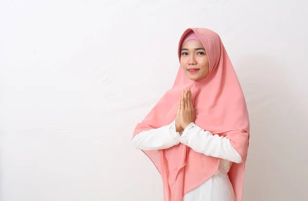 Seorang Wanita Asia Berpakaian Muslim Berdiri Dengan Pose Menyambut Namaste — Stok Foto