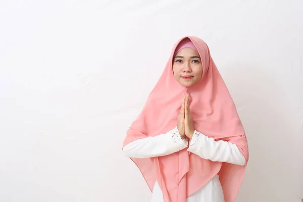 Eine Asiatin Muslimischer Kleidung Steht Grüßender Pose Vor Namaste Und — Stockfoto