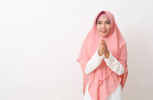 Asiatisk Kvinna Muslimsk Klänning Står Upp Hälsning Pose Till Namaste — Stockfoto