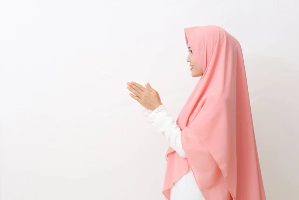 Seorang Wanita Asia Berpakaian Muslim Berdiri Dengan Pose Menyambut Namaste — Stok Foto