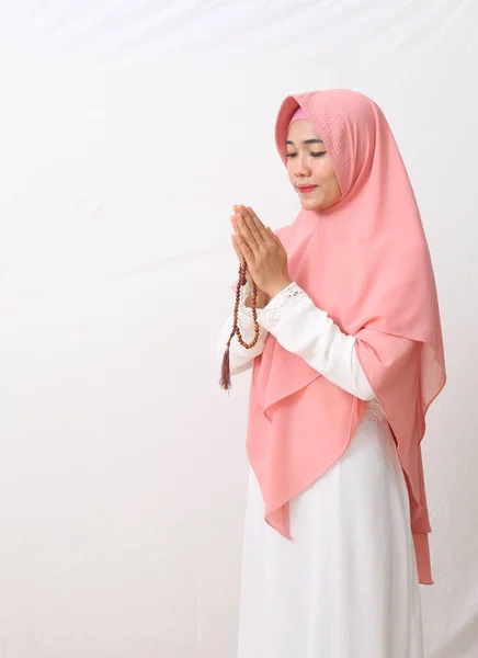 Close Photo Asian Woman Muslim Dress Stands Greetting Pose Namaste — Stok Foto