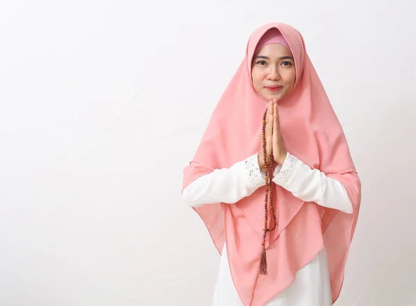Asian Woman Muslim Dress Stands Greetting Pose Namaste Hands Welcoming — Stok Foto