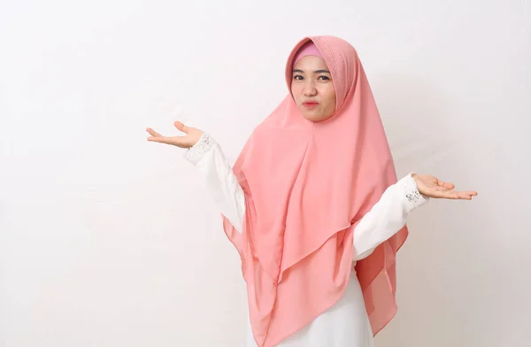 Ett Porträtt Muslimsk Kvinna Slöja Eller Hijab Ryckande Axel Förnekande — Stockfoto