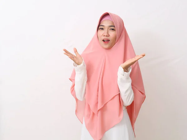 Sebuah Potret Wanita Muslim Asia Yang Bahagia Mengenakan Kerudung Atau — Stok Foto