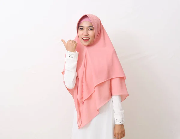 Retrato Feliz Mujer Musulmana Asiática Usando Velo Hiyab Poiting Presentando —  Fotos de Stock